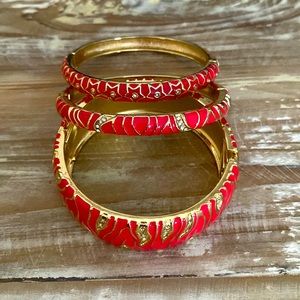 Set of red gold spring brackets.